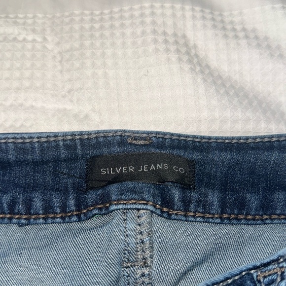 Silver Jeans CO. — New and has NO stains - Picture 3 of 4